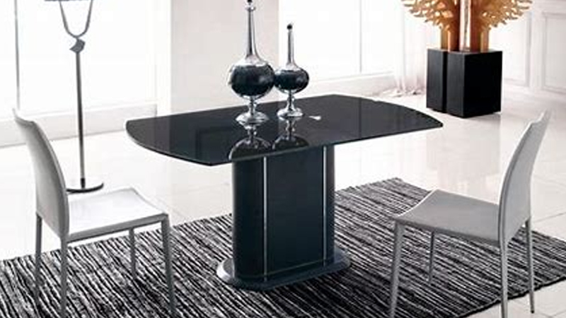 What are the main classifications of metal furniture